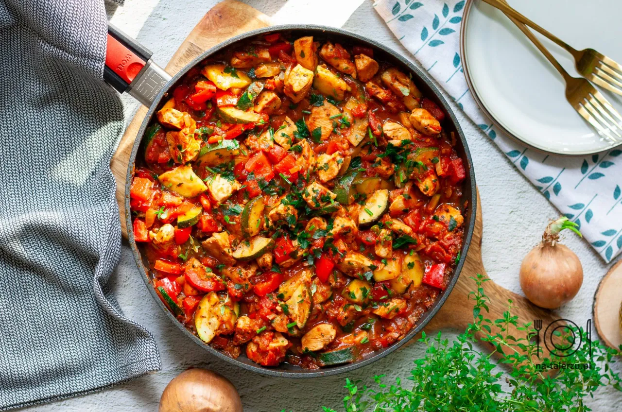 Grillowany filet z kurczaka z warzywami na talerzu