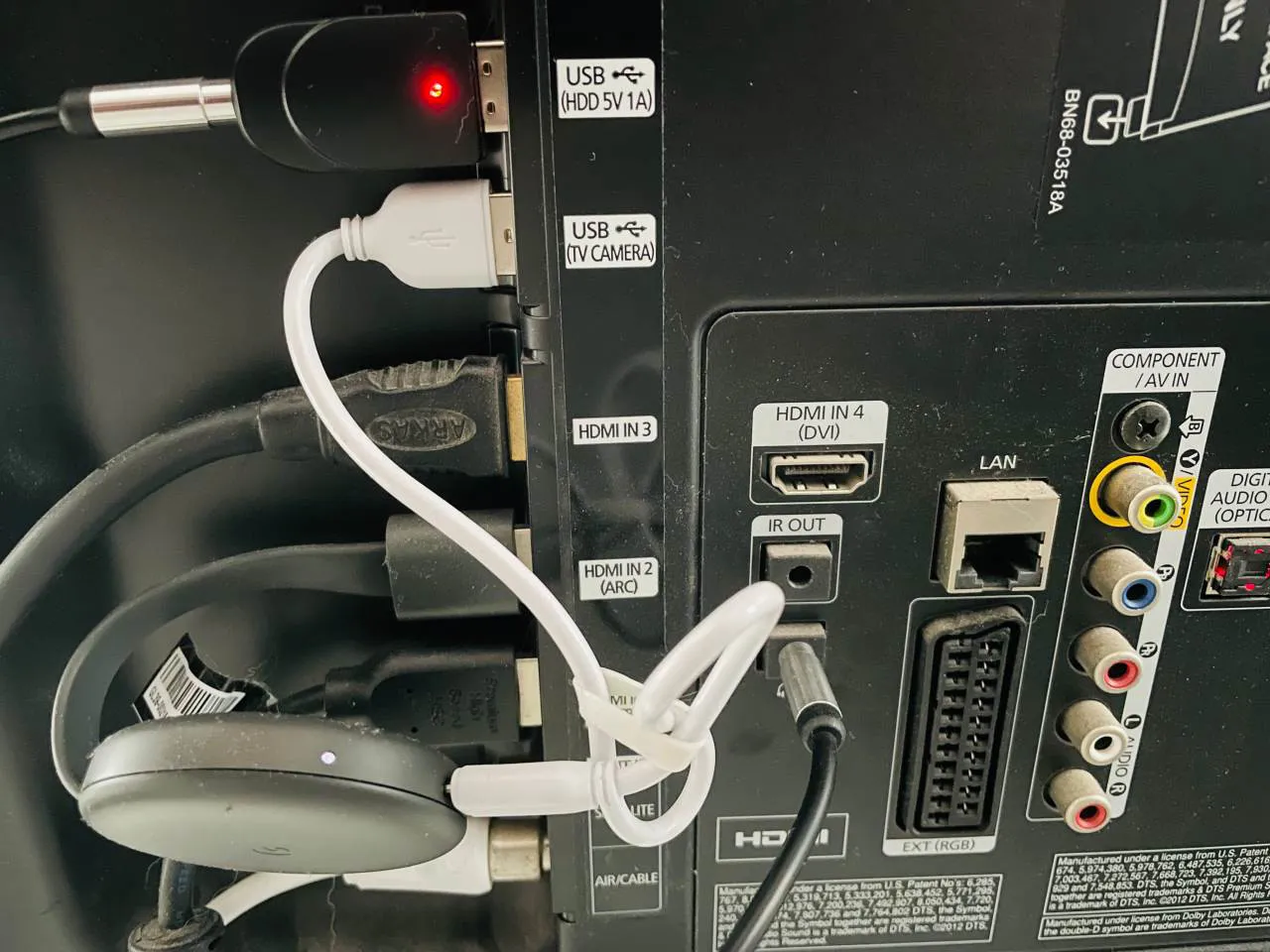 Jak podłączyć słuchawki bezprzewodowe do telewizora bez Bluetooth? Użyj adaptera HDMI do USB i podłącz go do portu USB w telewizorze.