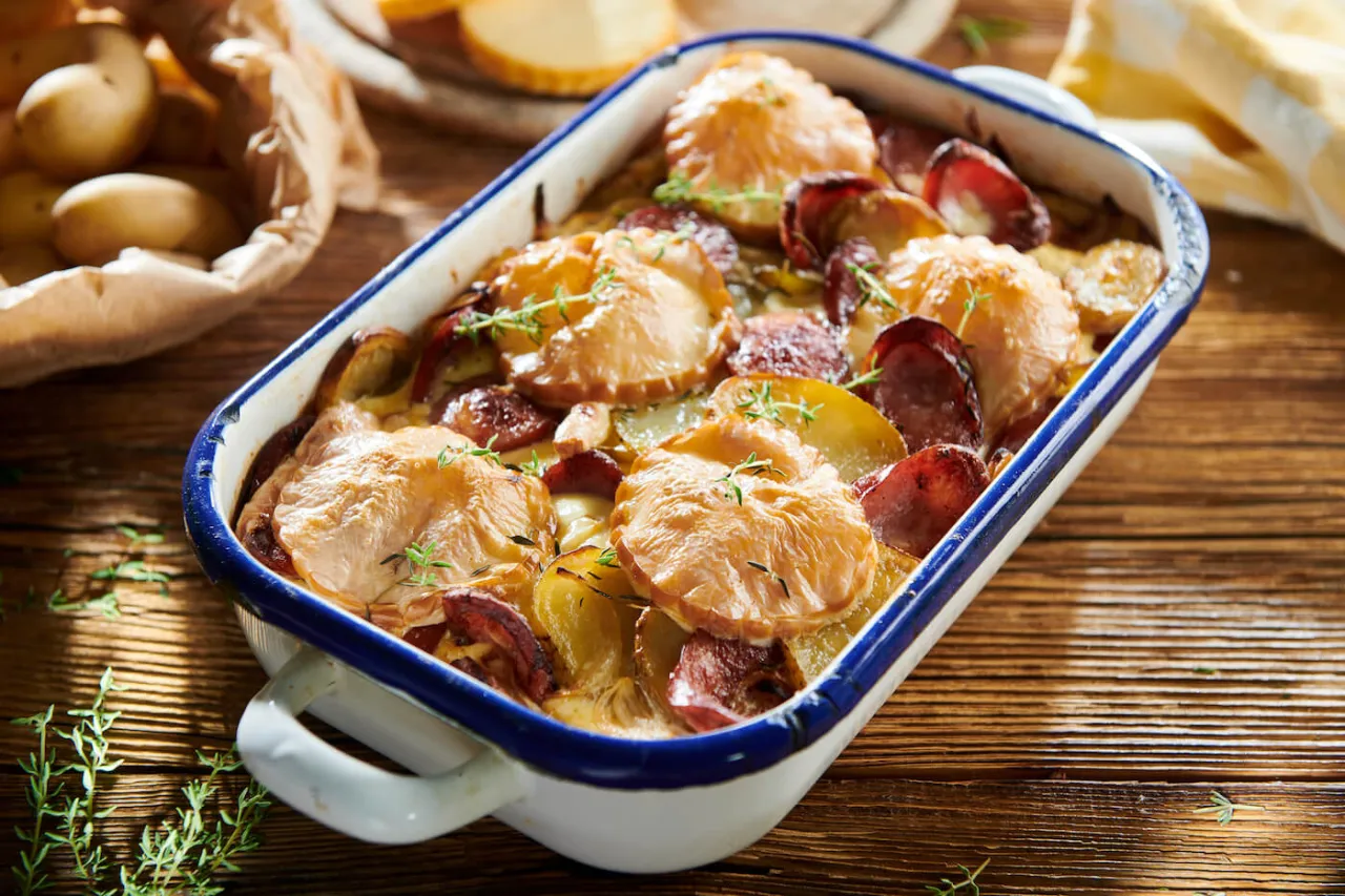 Składniki na zapiekankę z kiełbasą i ziemniakami