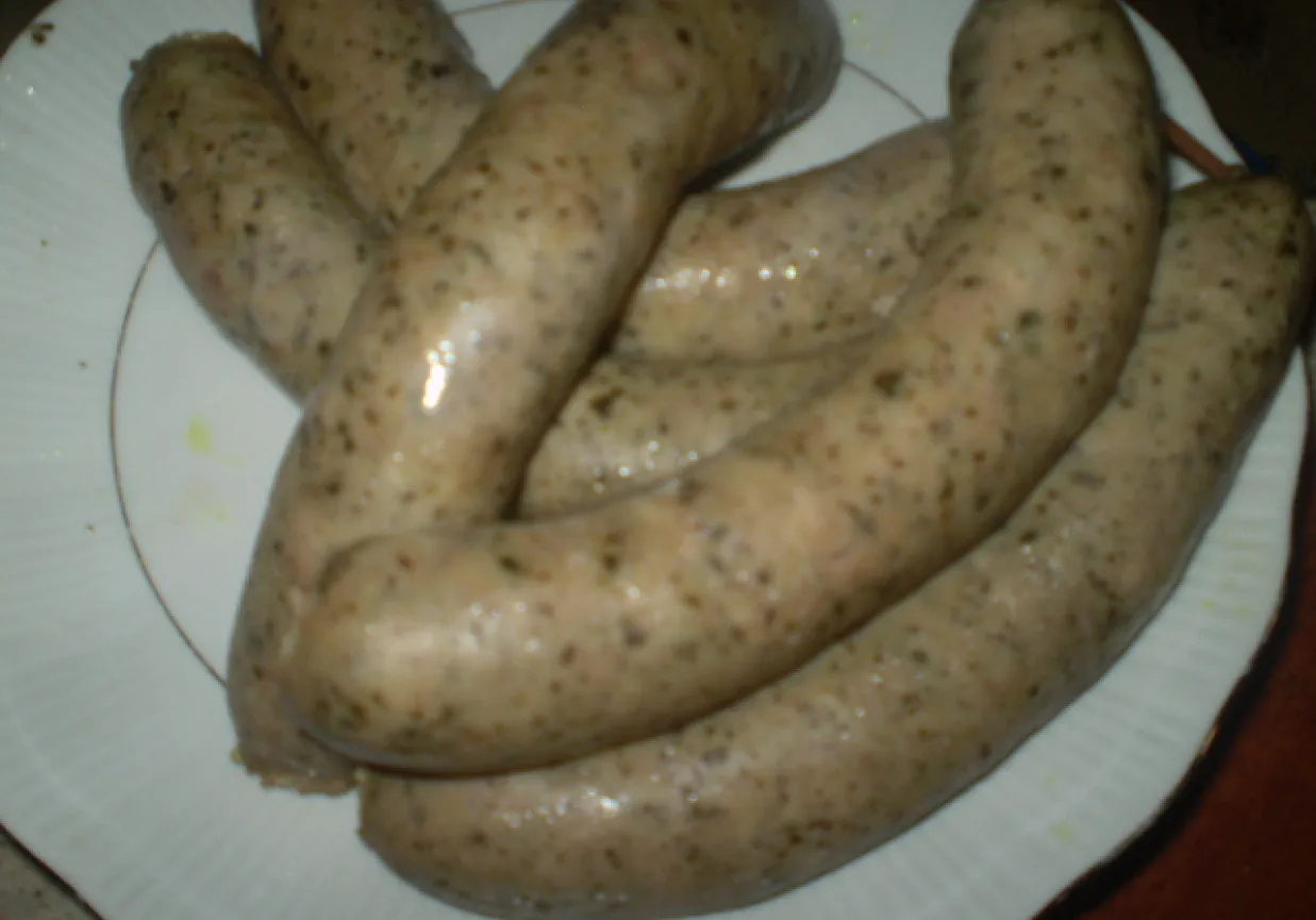 Przekrojona biała kiełbasa gotowa