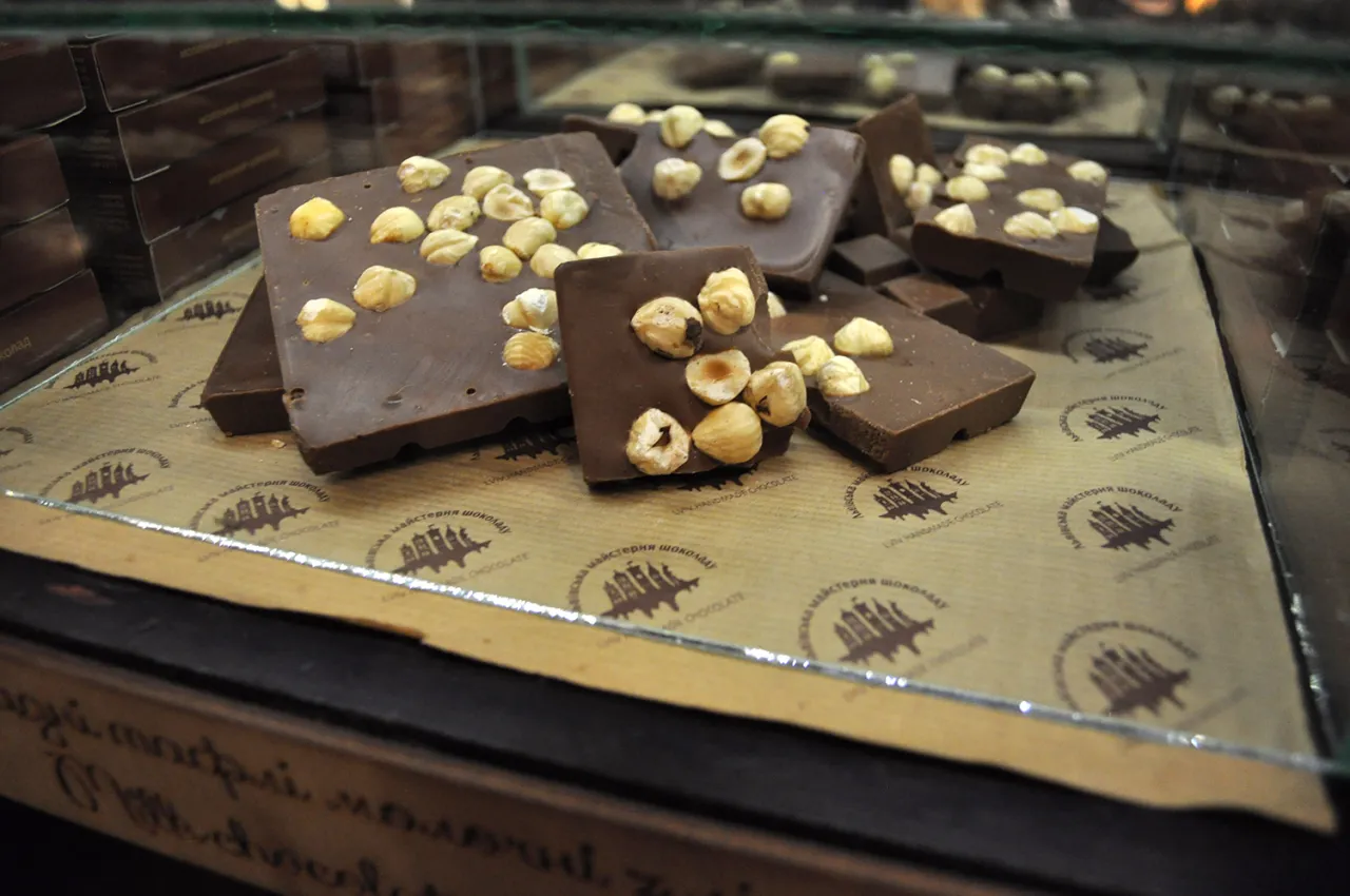 Czekolada z orzechami laskowymi – idealny pomysł, co warto przywieźć z Ukrainy. Ręcznie robione słodkości zachwycą każdego.