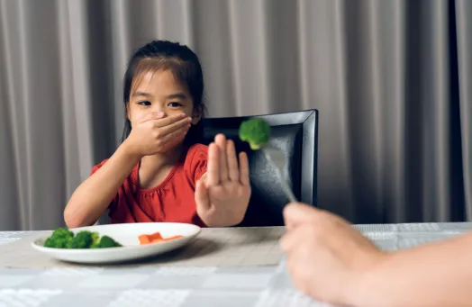 dziecko bawi się jedzeniem sensorycznie