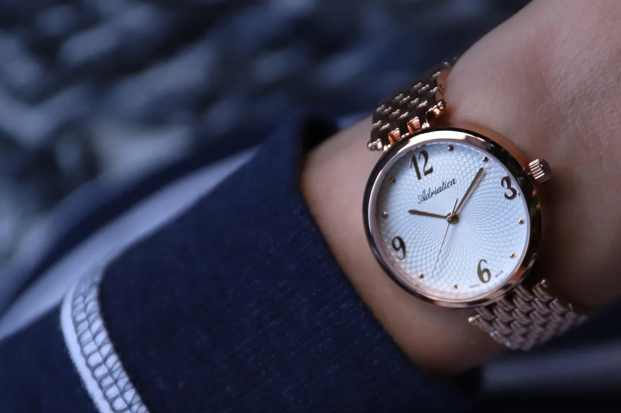 Damskie zegarki Adriatica r&oacute;żne kolekcje na nadgarstku