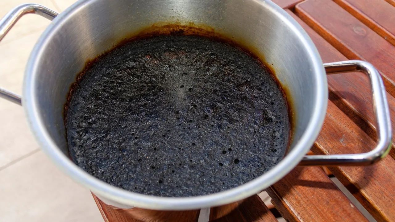 Przypalony karmel w garnku