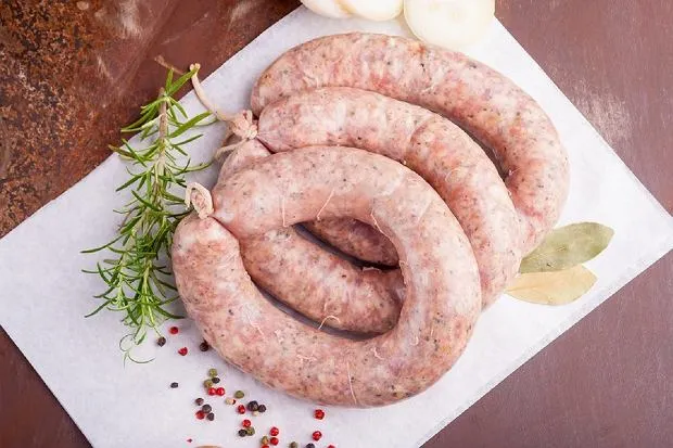 Różne rodzaje mięsa na białą kiełbasa: łopatka, boczek, podgardle