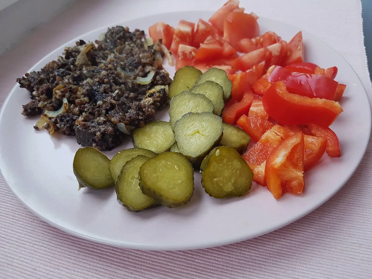 Kaszanka z cebulką, ogórki kiszone i papryka. Zdrowa alternatywa dla diabetyków, by cieszyć się smakiem.