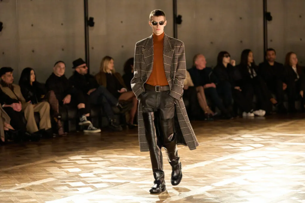 modna stylizacja męska płaszcz w kratę zima