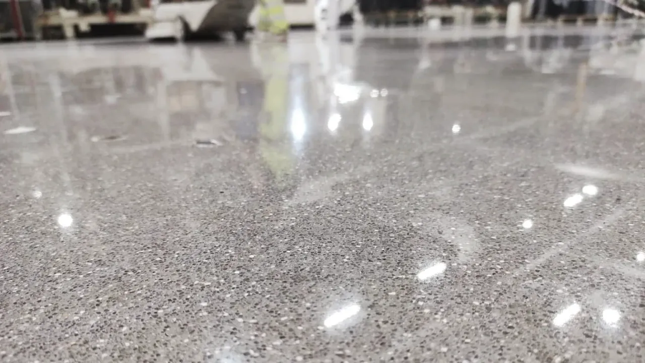 pęknięcia posadzki betonowej