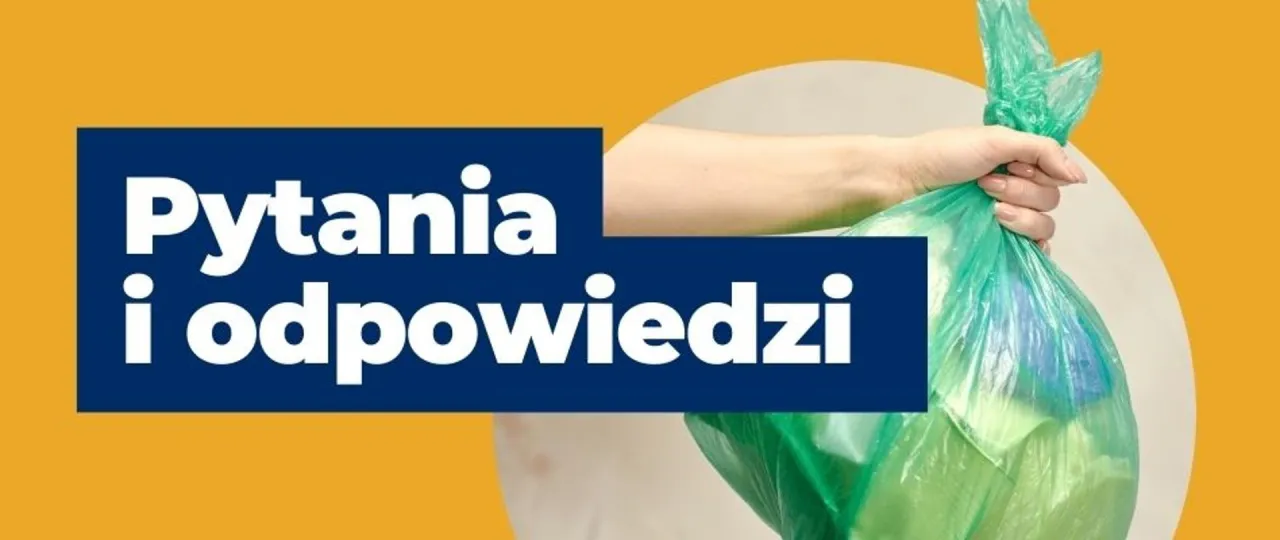 Pytania i odpowiedzi: co to są odpady komunalne? Dłoń trzyma zielony worek z odpadami.