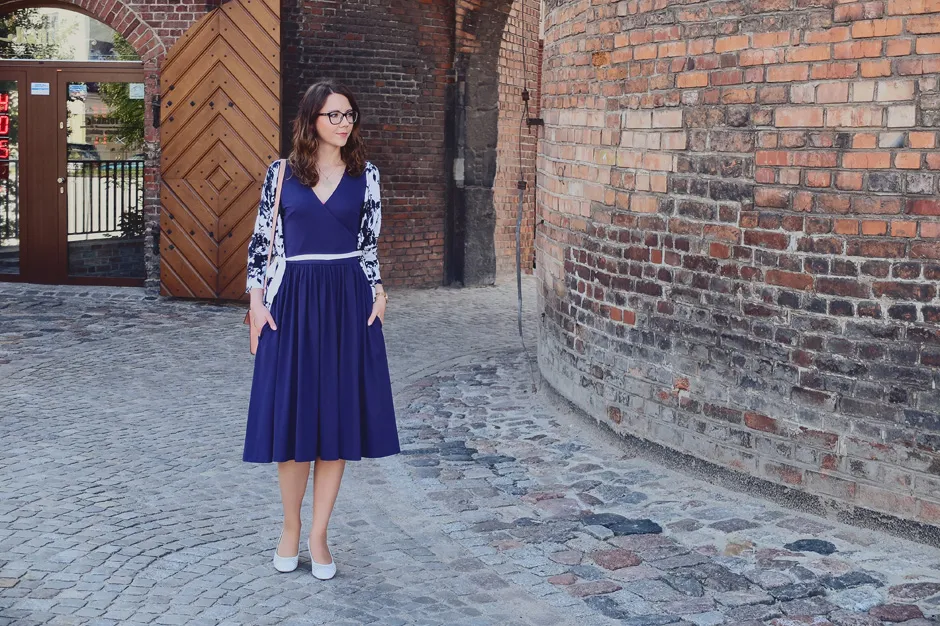 Stylizacje lata 50. sukienki rozkloszowane i ołówkowe