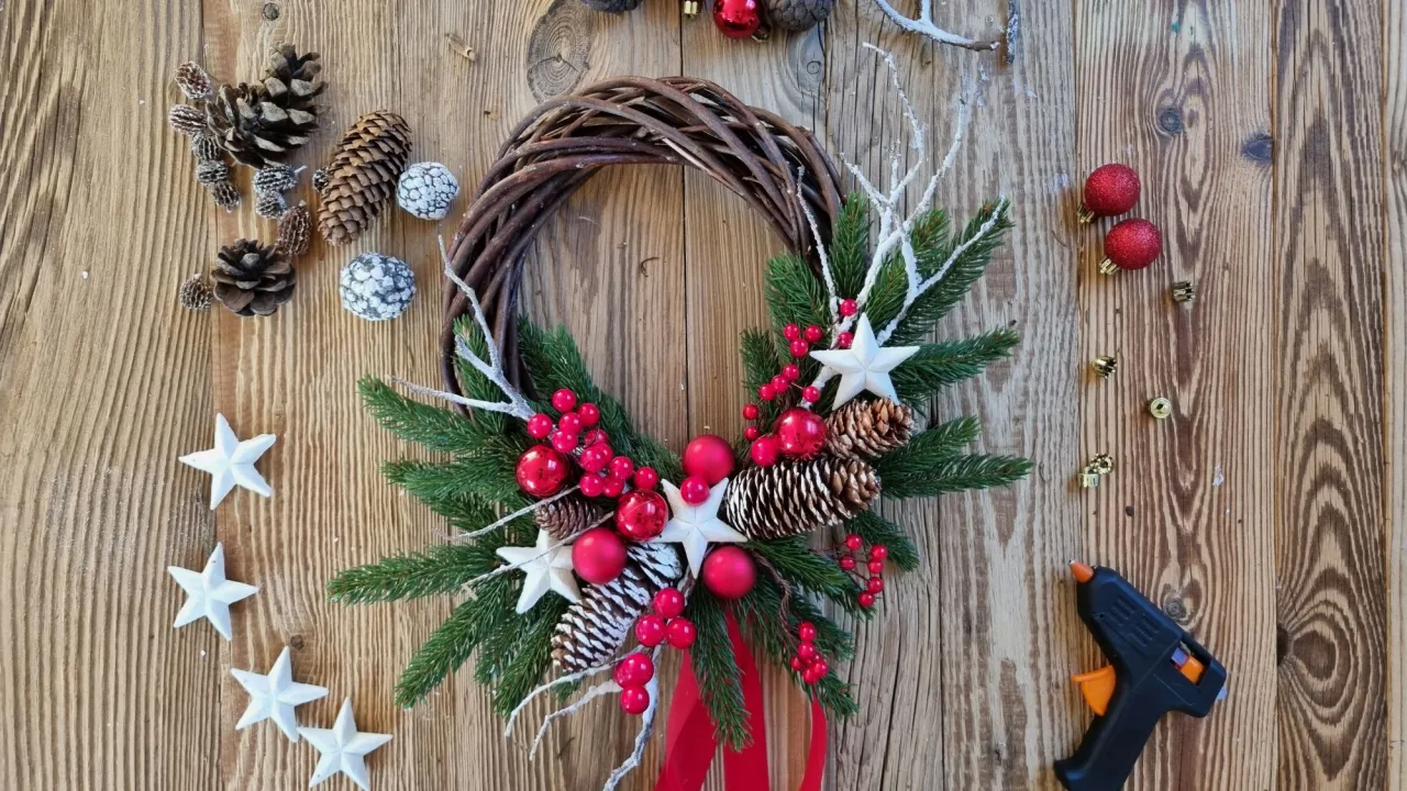 Jak zrobić wianek dekoracyjny: gałązki, szyszki, bombki i gwiazdki czekają na klejenie.