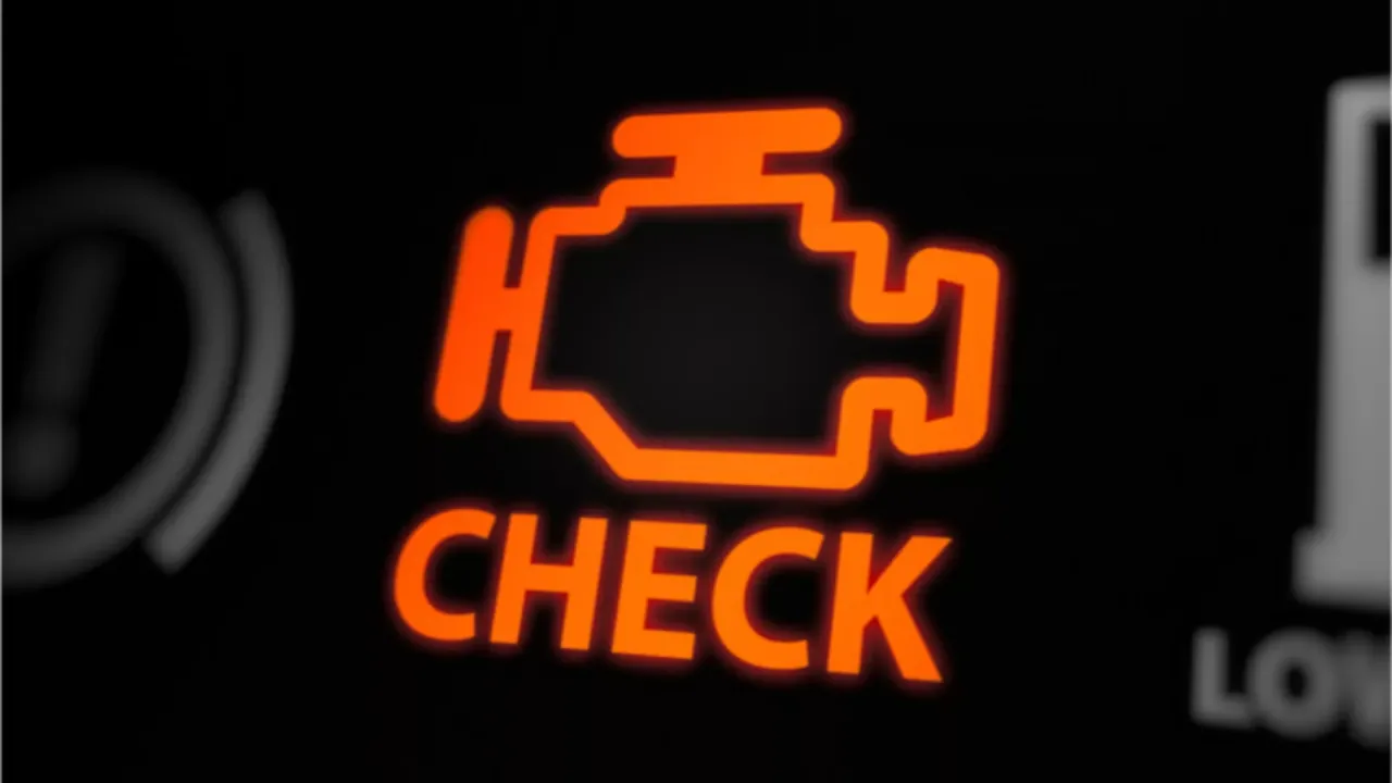 Kontrolka check engine w samochodzie