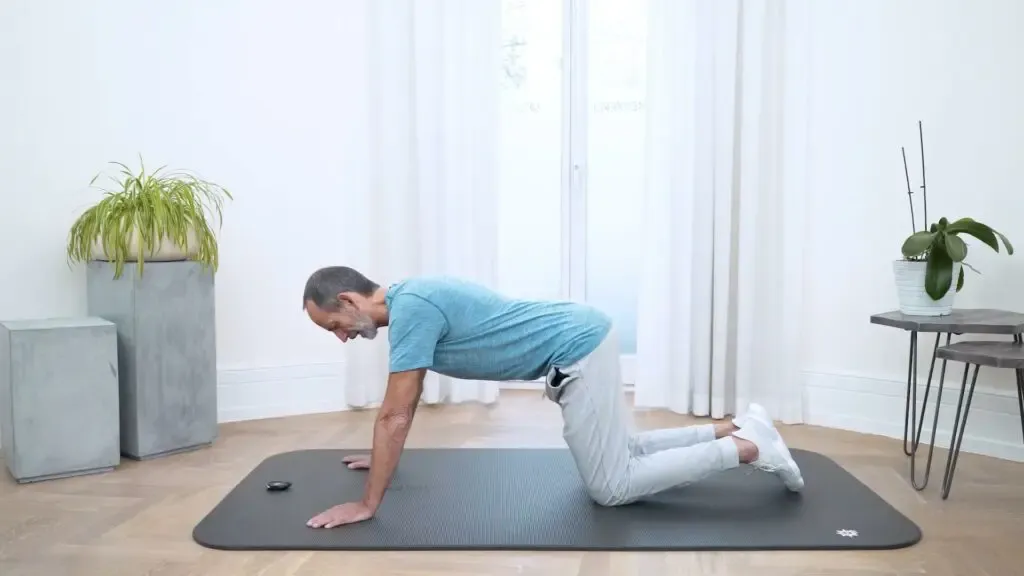 Mann dehnt Hüftbeuger