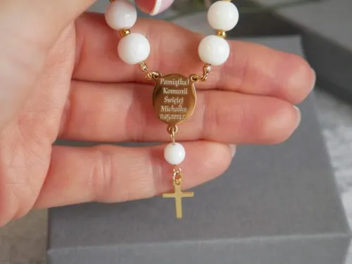 tradycyjne pamiątki komunijne dla chłopca biblia r&oacute;żaniec medalik
