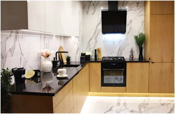 kuchnia ze spiekiem kwarcowym na ścianie i blacie