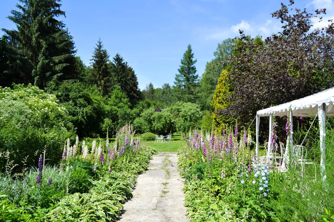 Nadwarciański Dworek Młodzikowo z zewnątrz, park, rzeka Warta