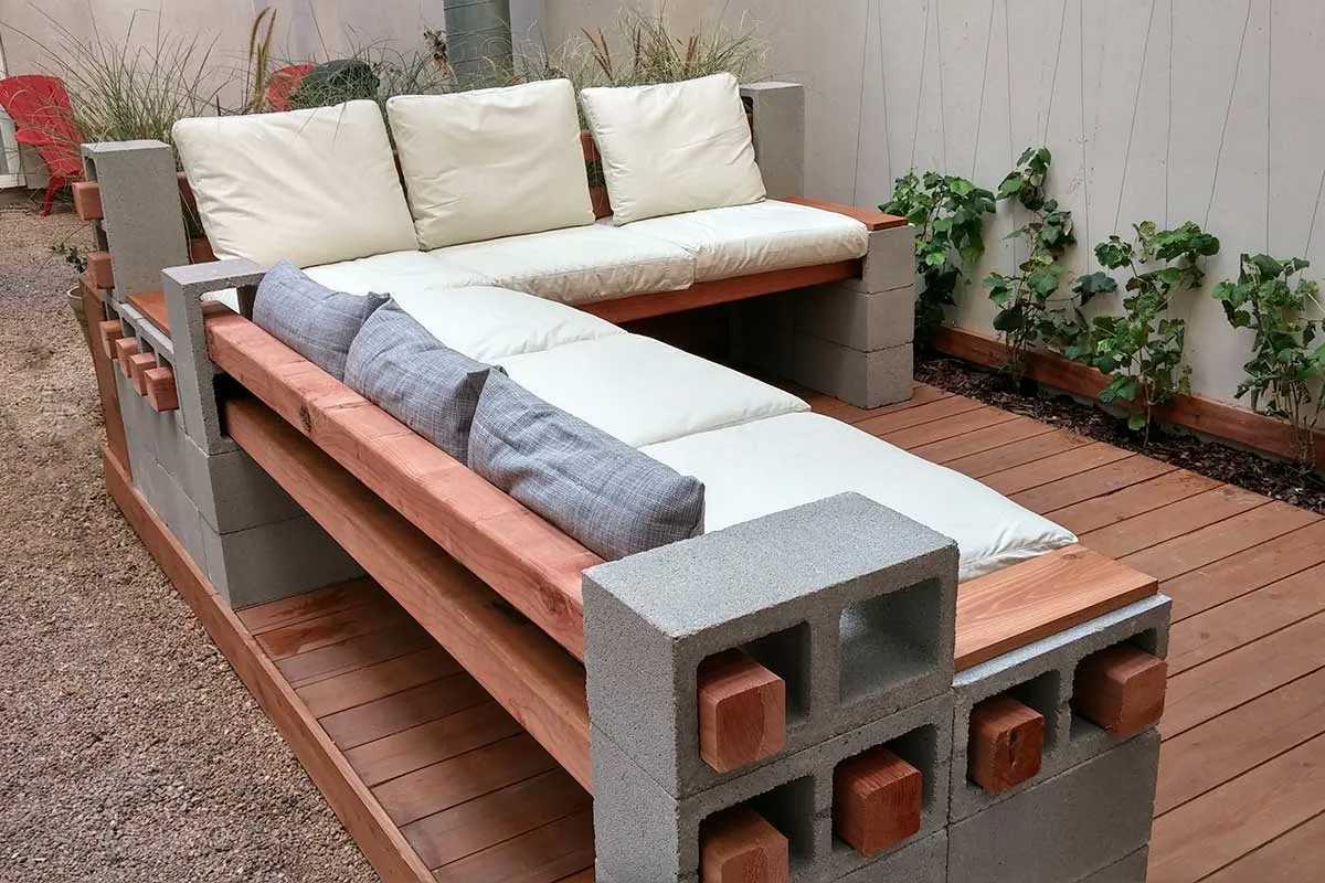 ławka z pustaków i drewna