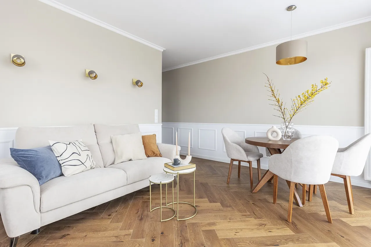 białe listwy przypodłogowe aranżacje