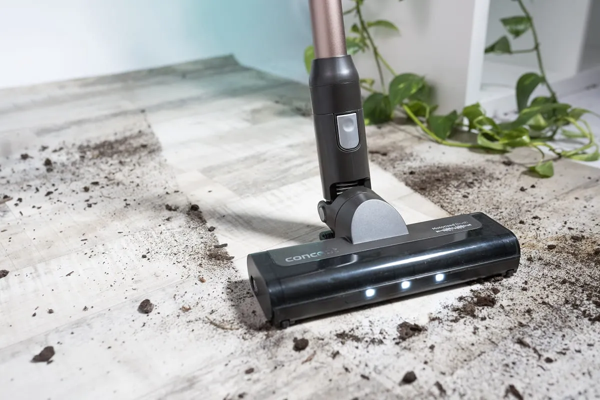 Nowoczesny odkurzacz pionowy w akcji