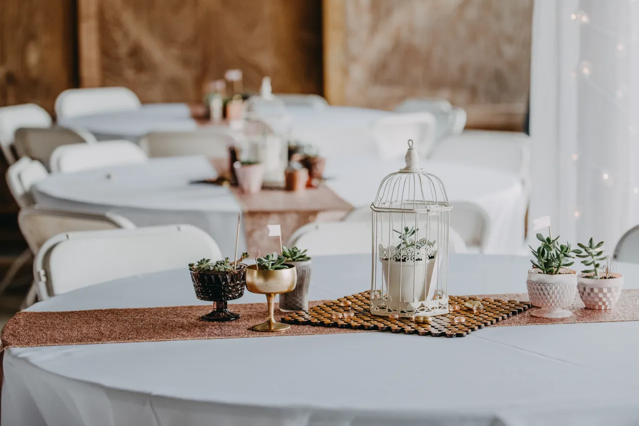 Para młoda w otoczeniu kolorowych dekoracji weselnych, symbolika kolor&oacute;w