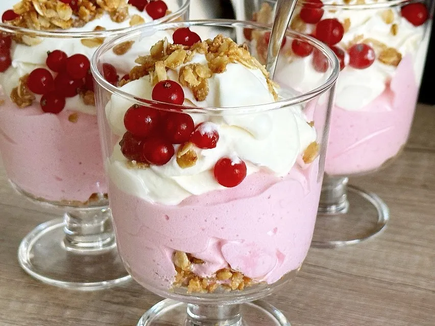 składniki i sprzęt do deseru galaretka bita śmietana