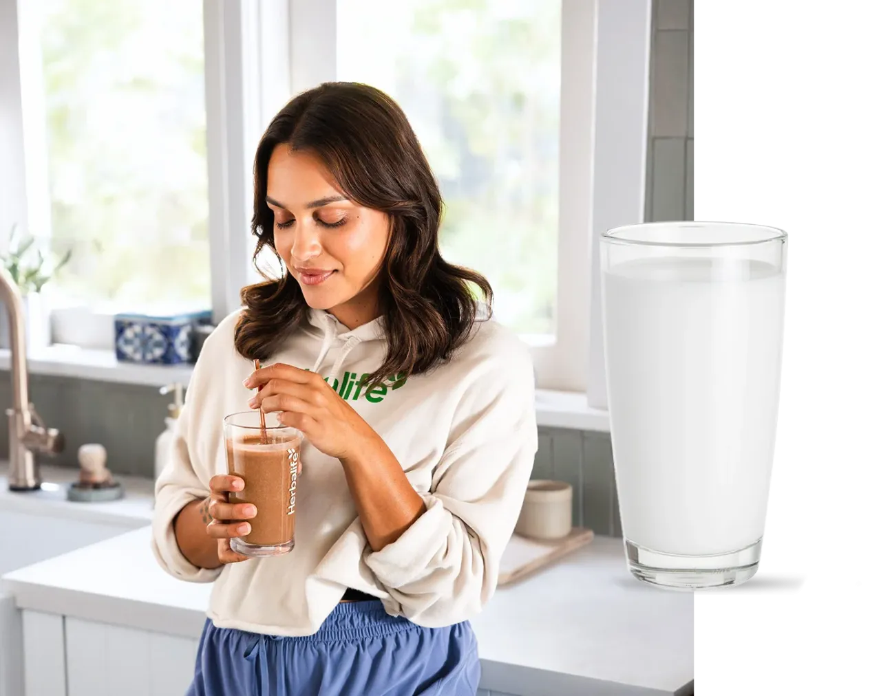 Osoba pijąca koktajl Herbalife i osiągająca efekty odchudzania