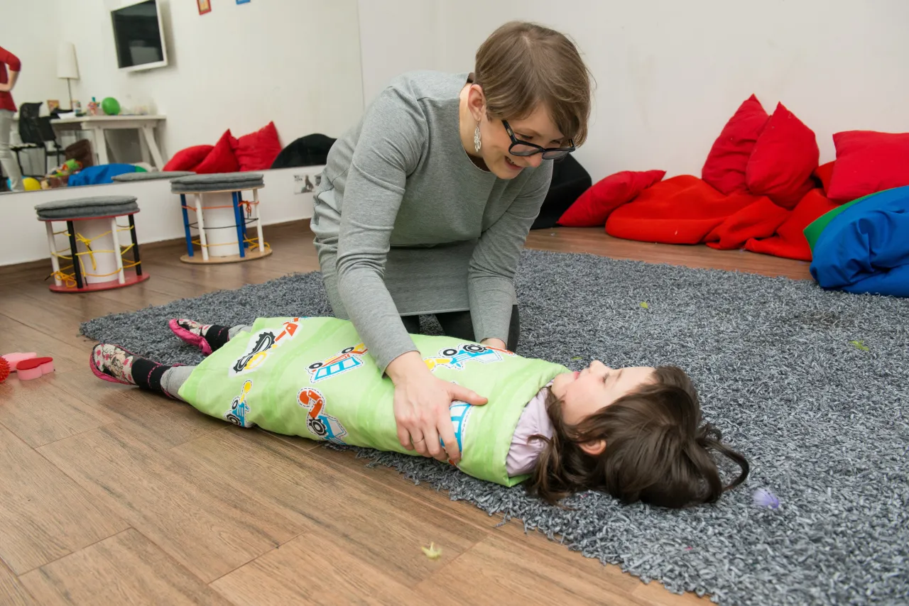 dziecko zabawy sensoryczne wyciszające