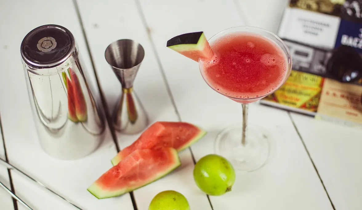 Kolorowe koktajle z arbuzem i alkoholem