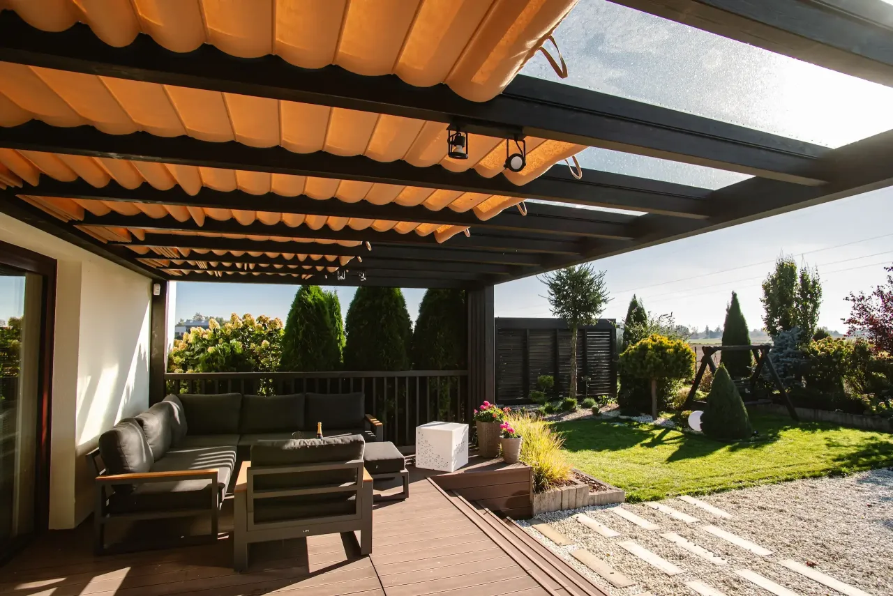 Nowoczesny taras z r&oacute;żnymi nawierzchniami