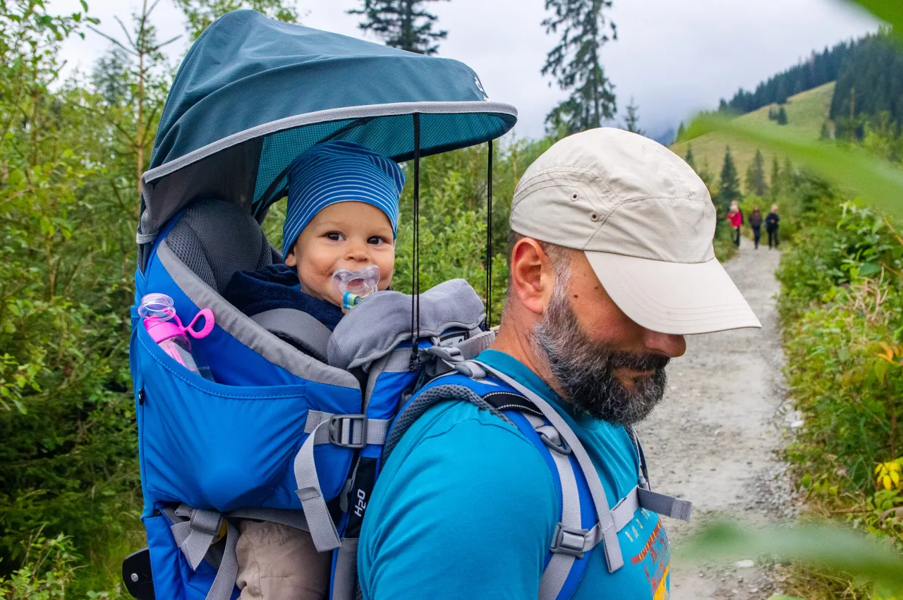rodzina z rocznym dzieckiem w górach szlak wózek nosidło