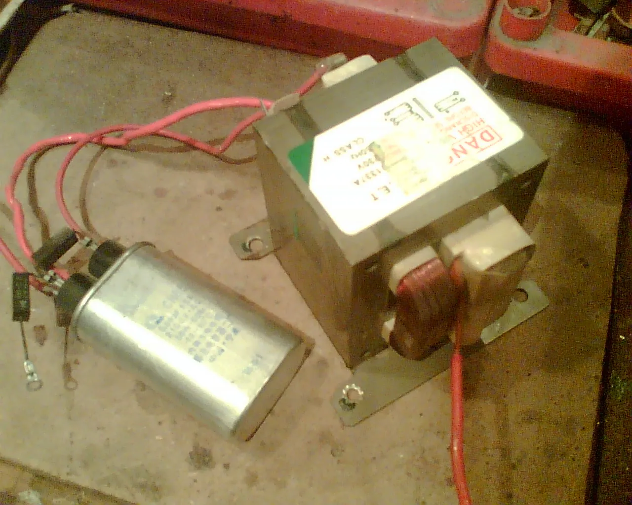 Transformator z mikrofalówki (MOT) przed i po demontażu uzwojenia