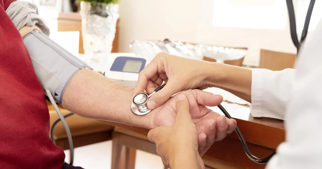 Osoba mierząca ciśnienie krwi, mankiet ciśnieniomierza