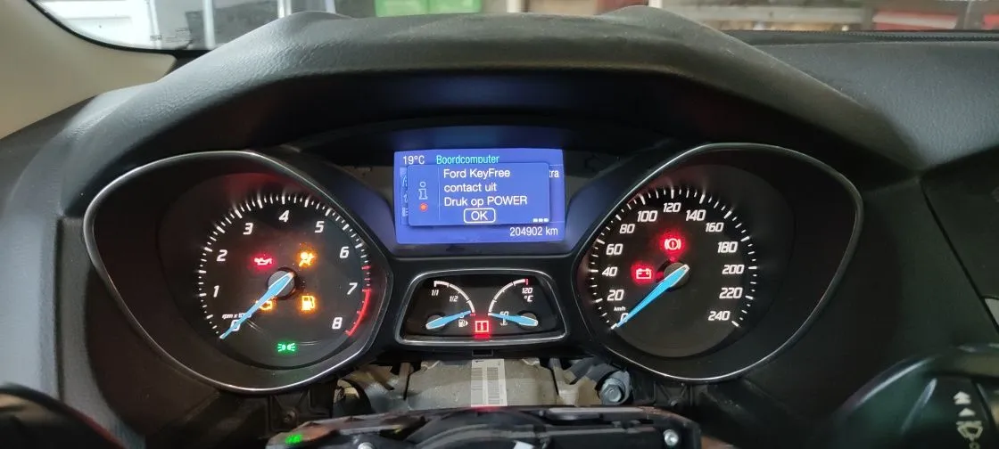 Ford Focus MK3 wskaźnik paliwa deska rozdzielcza