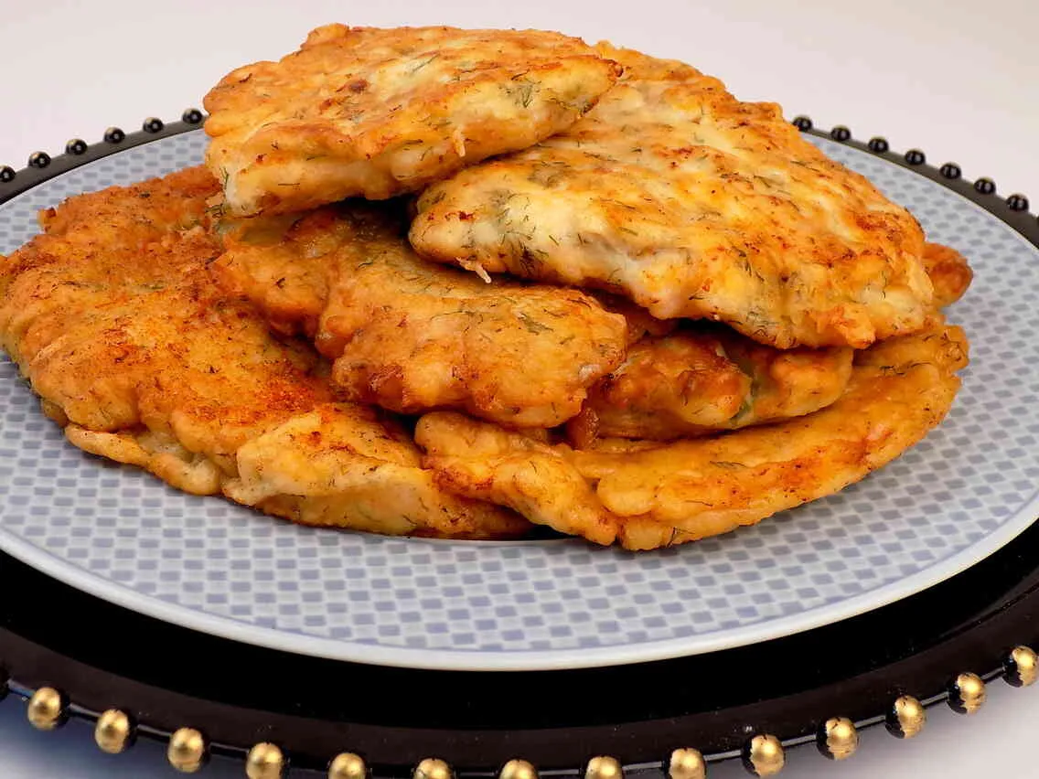 smażony kurczak w cieście naleśnikowym na patelni