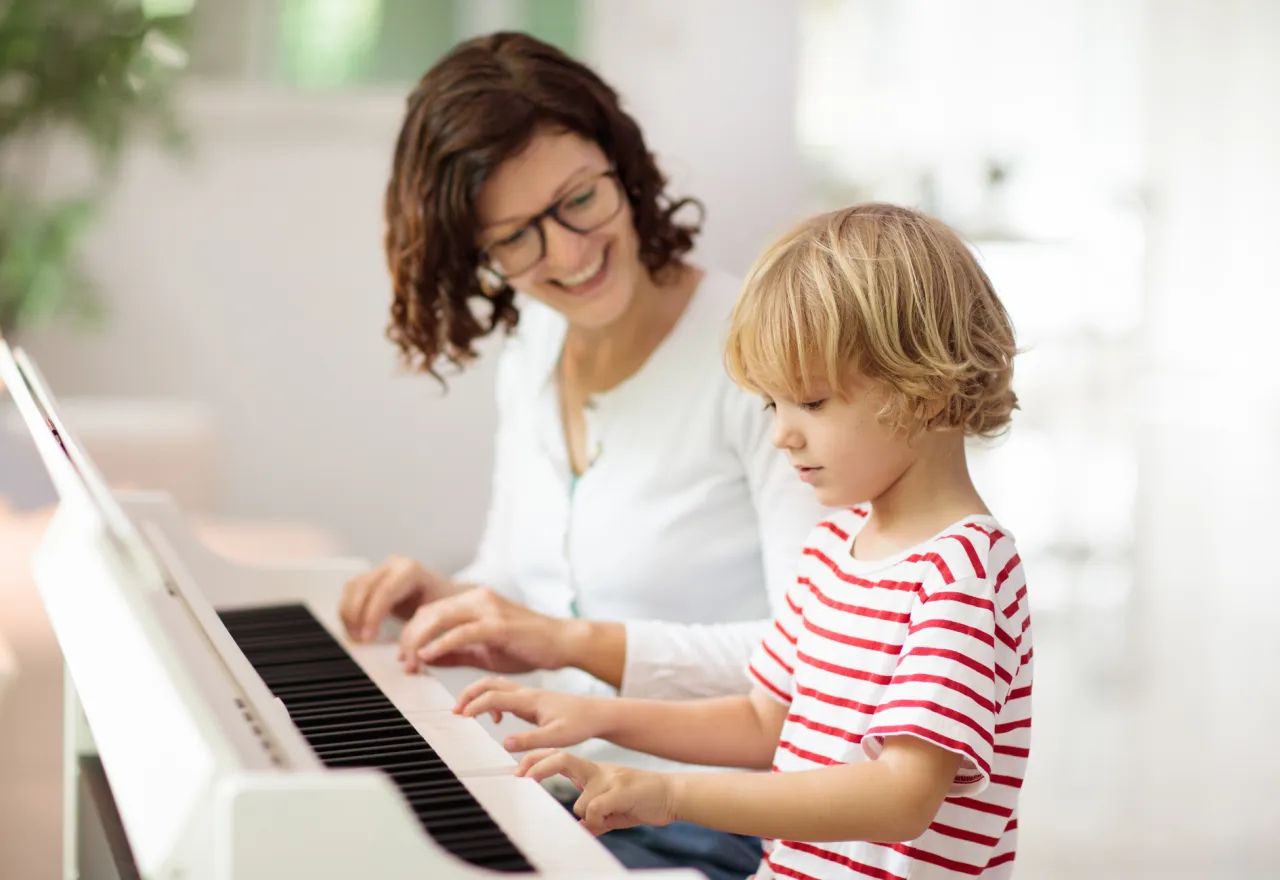 student grający na instrumencie muzycznym