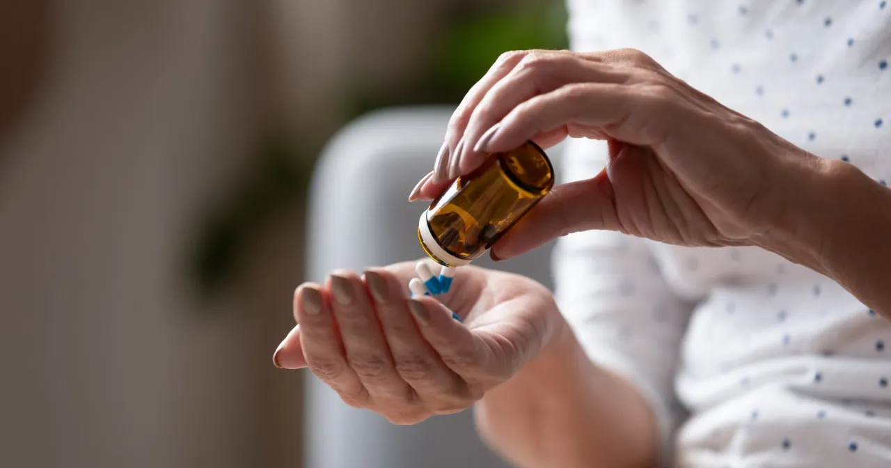 Dłoń wysypuje kapsułki z buteleczki. Zastanawiasz się, jak długo działa relanium?