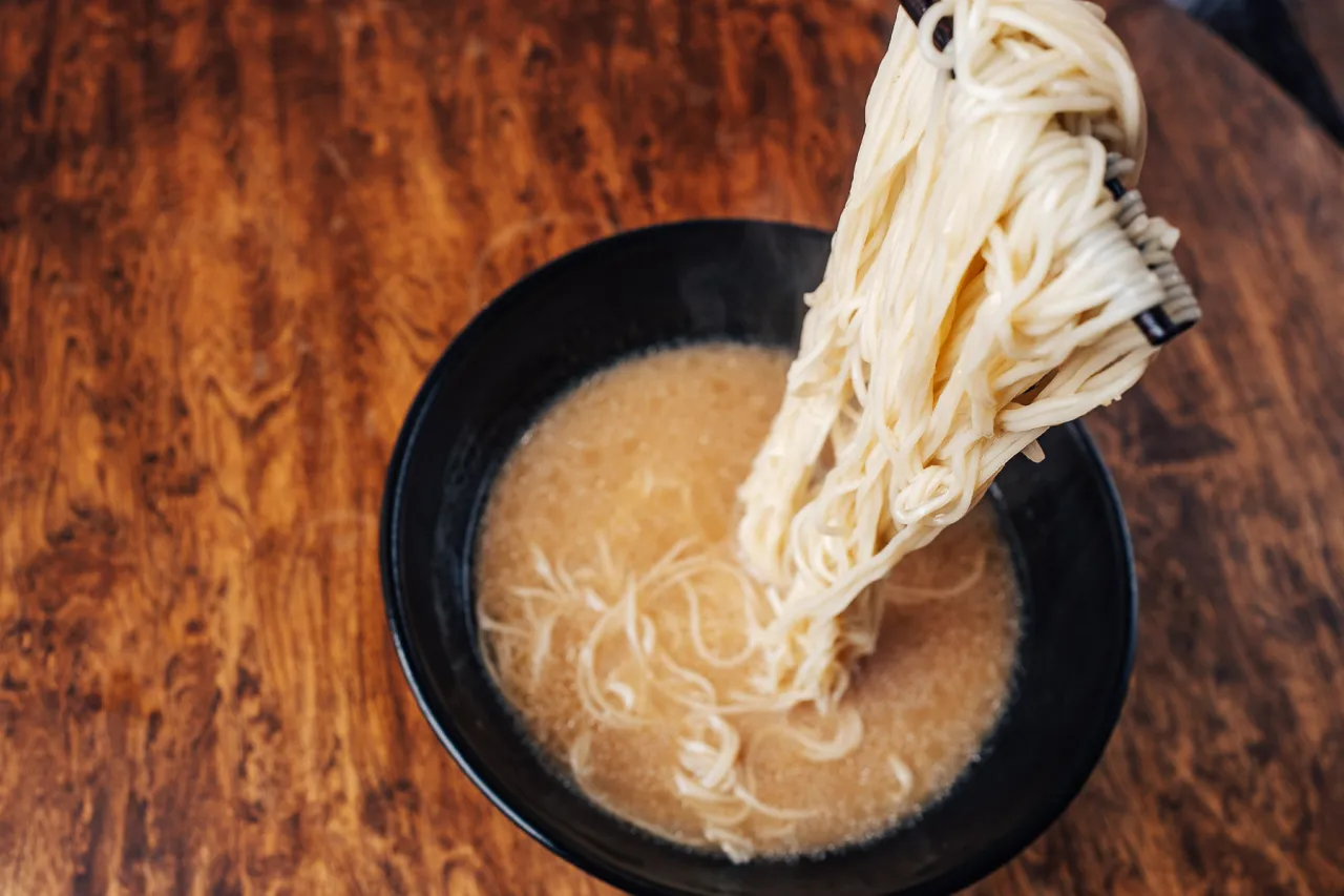 Gotowanie świeżego makaronu ramen
