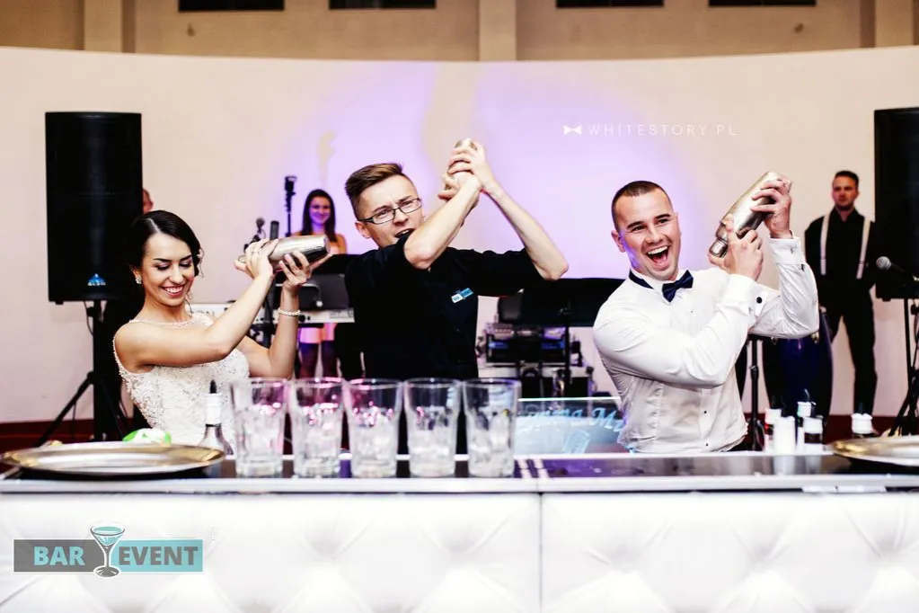 profesjonalny barman na weselu w trakcie przygotowywania drinka