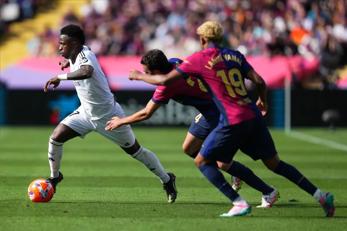 piłkarz dryblujący z piłką blisko nogi