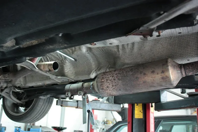 nowy tłumik samochodowy vs stary skorodowany