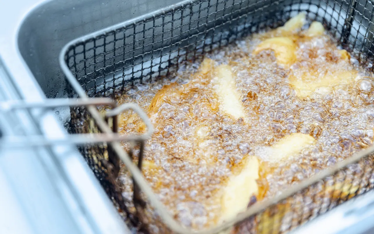 domowe metody sprawdzania temperatury oleju do smażenia frytek