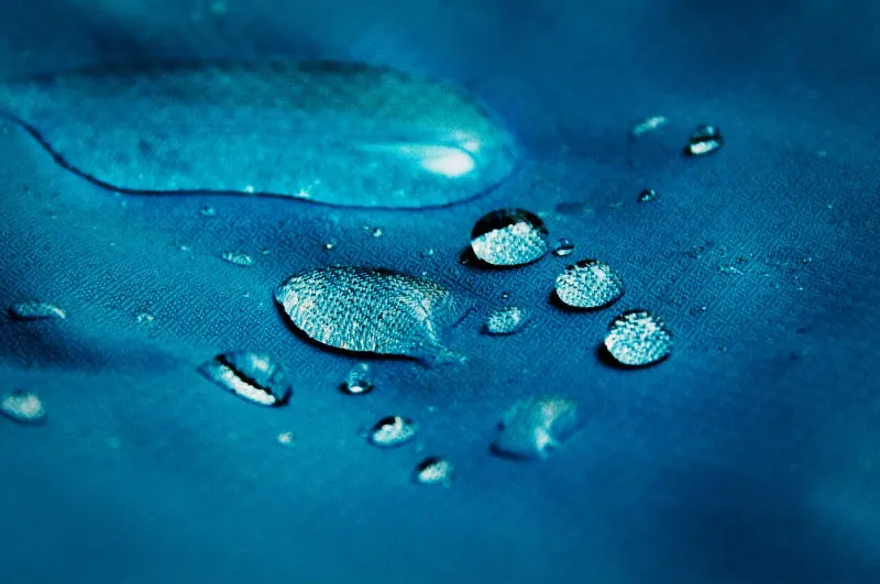 krople wody na materiale kurtki z efektem perlenia