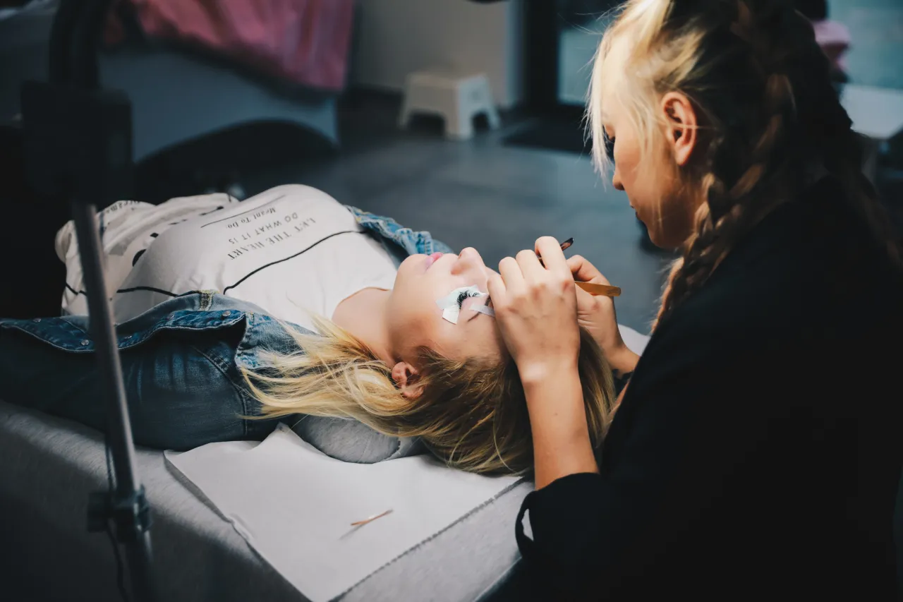 jak spać z przedłużanymi rzęsami