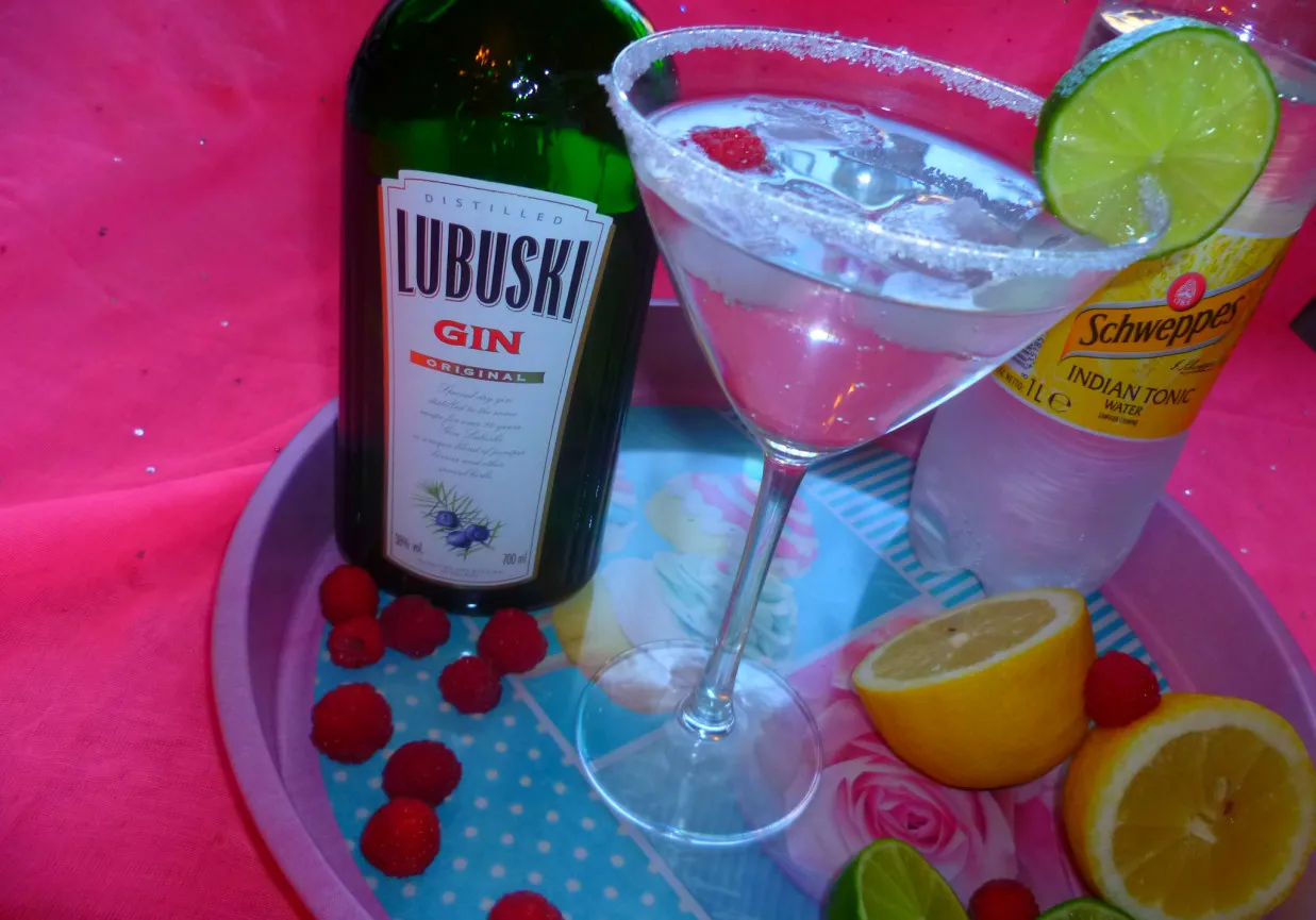 Lubuski Gin, malinowa lemoniada i tonik Schweppes. Idealne składniki na orzeźwiający drink.