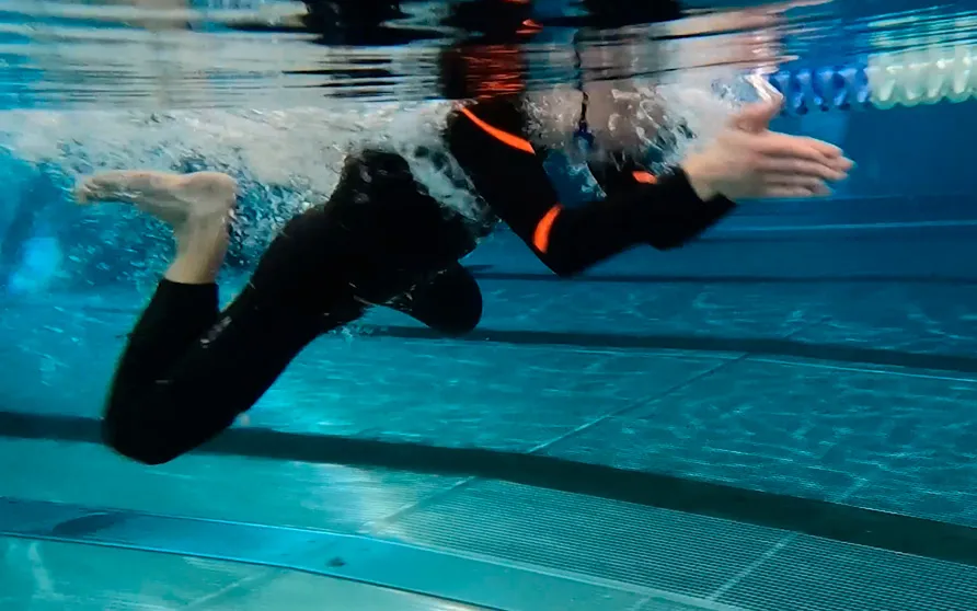 Ćwiczenia na lądzie do pływania żabką