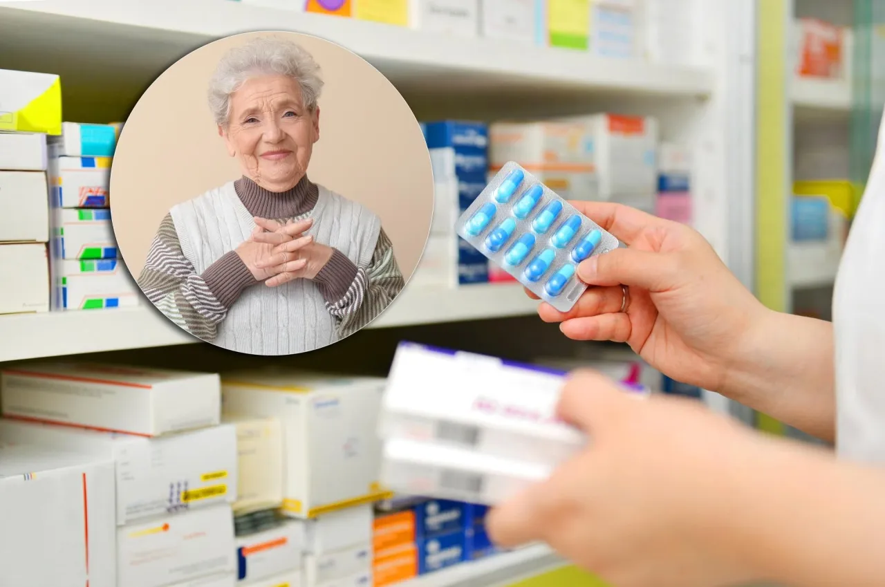 Uśmiechnięta seniorka cieszy się, od kiedy darmowe leki dla senior&oacute;w 65 plus są dostępne. Farmaceuta podaje jej opakowanie tabletek.