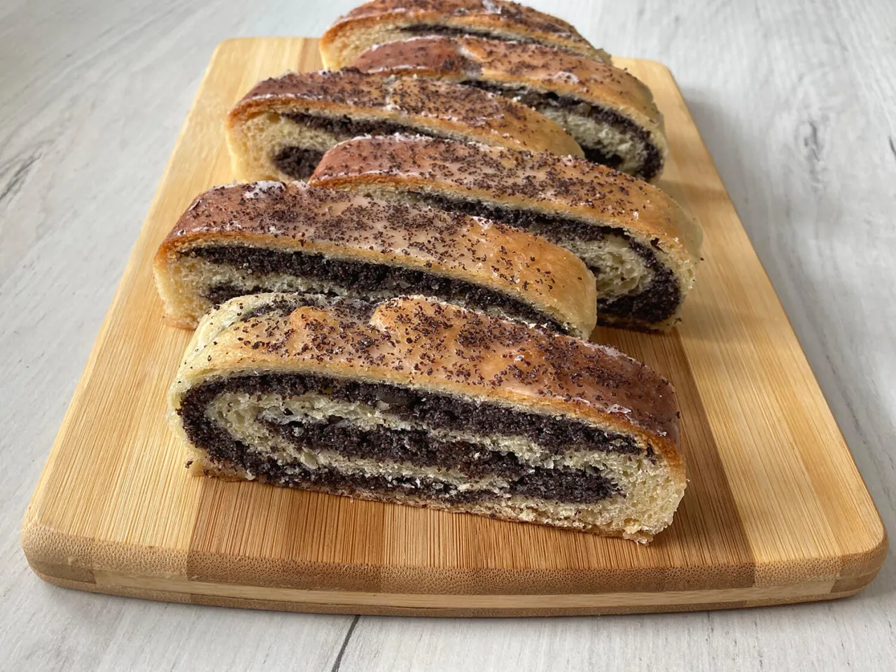 Idealnie upieczony makowiec zawijany