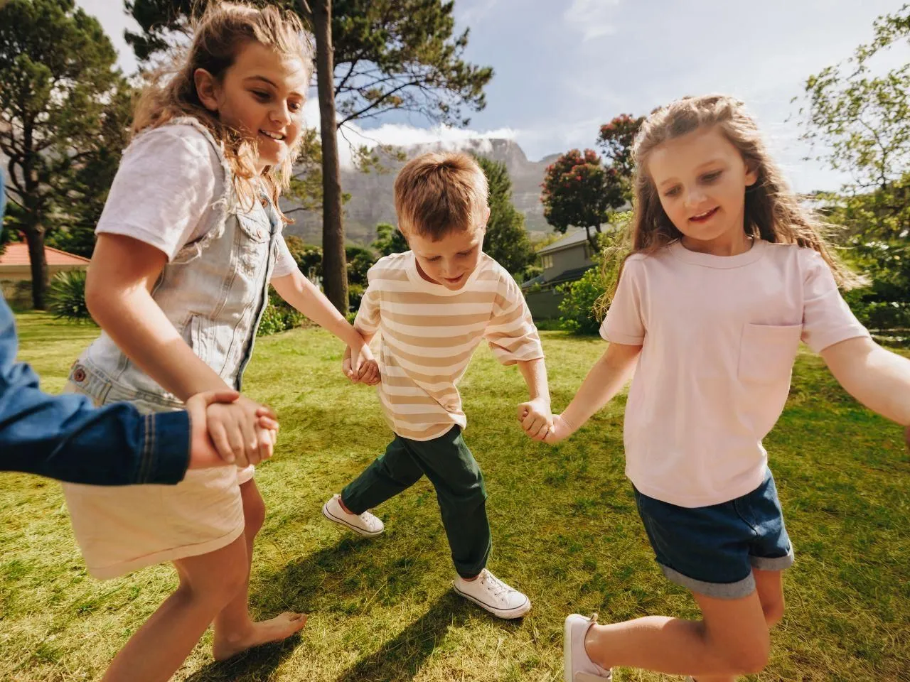 rodzina świętująca dzień dziecka