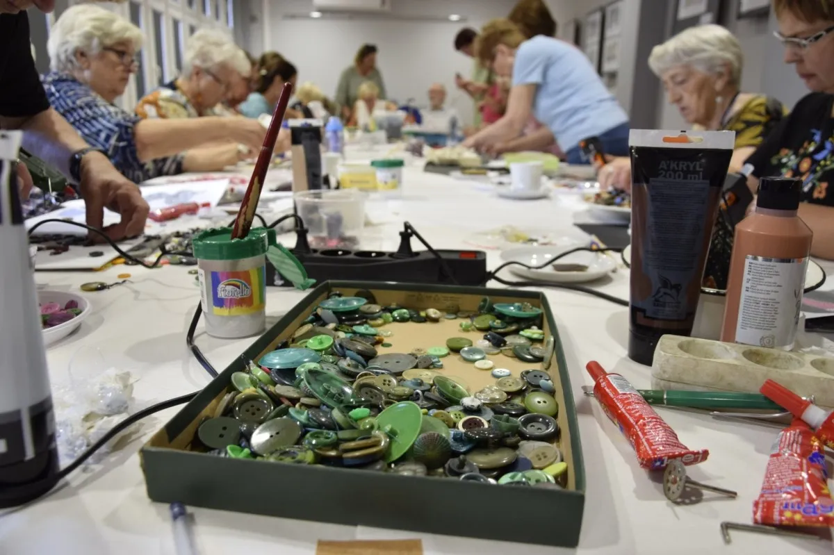 seniorzy na warsztatach artystycznych malowanie