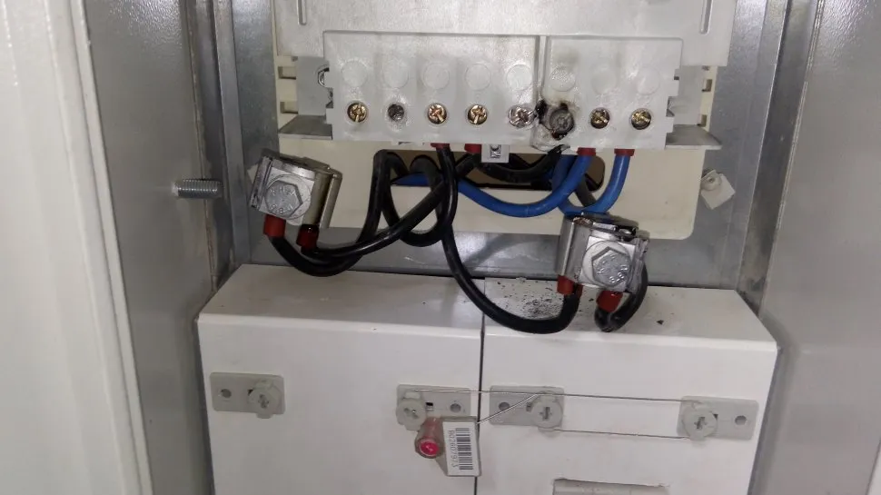 Uszkodzony licznik prądu, nielegalne podłączenie elektryczne